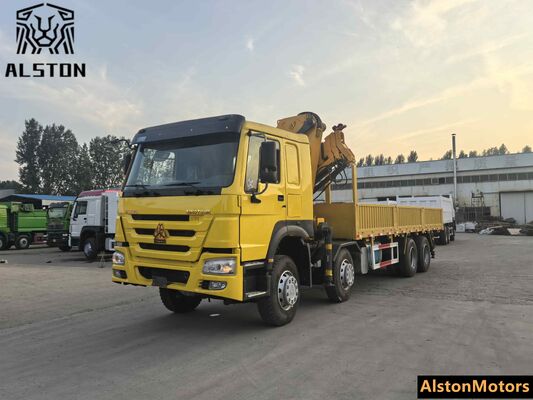 شاحنة رافعة HOWO 8x4 مستعملة برافعة XCMG 12 طن للبيع في غانا (371 حصان، قيادة يسار)