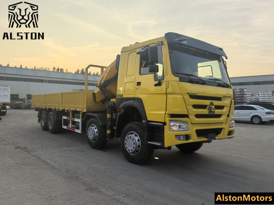 شاحنة رافعة HOWO 8x4 مستعملة برافعة XCMG 12 طن للبيع في غانا (371 حصان، قيادة يسار)
