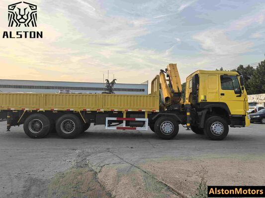 شاحنة رافعة HOWO 8x4 مستعملة برافعة XCMG 12 طن للبيع في غانا (371 حصان، قيادة يسار)