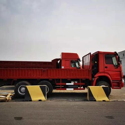 شاحنة سينوتروك هاو حمولة حمراء 10 عجلات 6x4 بقوة 371 حصان